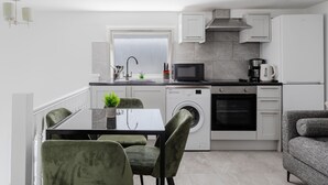Una cocina moderna con lavadora, microondas y horno.