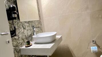 Badewanne und Dusche (separat), Haartrockner, Hausschuhe, Handtücher