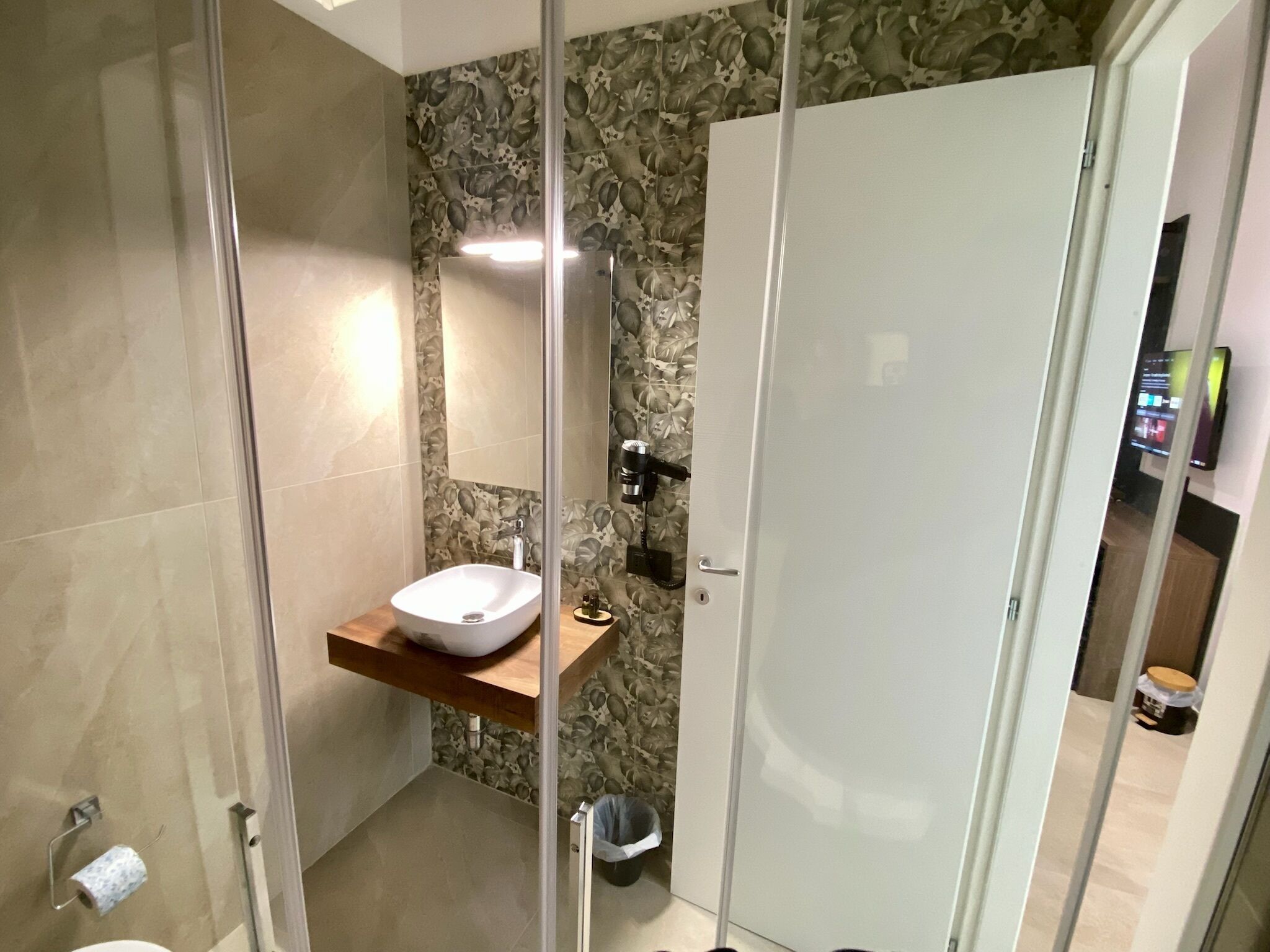 Badewanne und Dusche (separat), Haartrockner, Hausschuhe, Handtücher