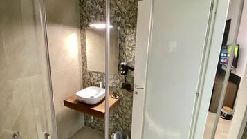 Badewanne und Dusche (separat), Haartrockner, Hausschuhe, Handtücher