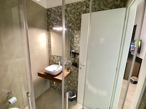 Badewanne und Dusche (separat), Haartrockner, Hausschuhe, Handtücher