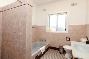 Shower, hair dryer, towels, shampoo - Metawise Stylish 2-Bedroom Home with Easy CBD Ac (Point Clare)