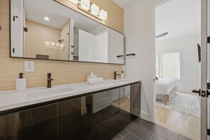 Shower, hair dryer, towels, soap - FIFA World Cup! Walk to MBS/GWCC + View (Atlanta)