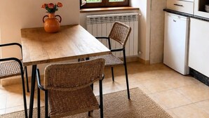 Una cocina con comedor, techo de madera y ventana con vistas.