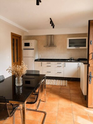 Superior Apartment, 2 Bedrooms | Private kitchen | Mini-fridge, microwave, stovetop, cookware/dishes/utensils - Casa Rural Prado (San Tirso de Abres)
