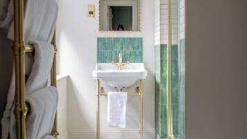 Suite | Salle de bain | Savon, shampoing, papier toilette