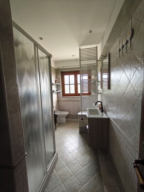 Sèche-cheveux, bidet, serviettes fournies, savon