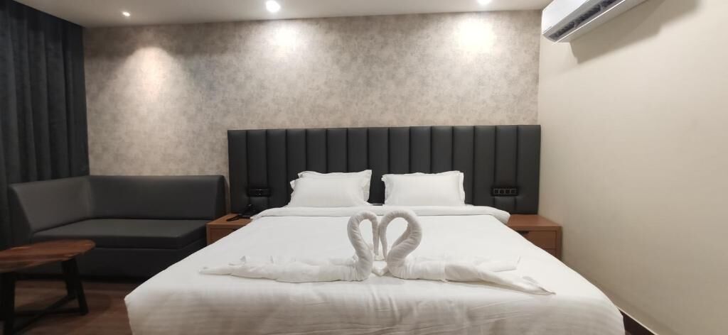 In-room safe, soundproofing, iron/ironing board, free WiFi