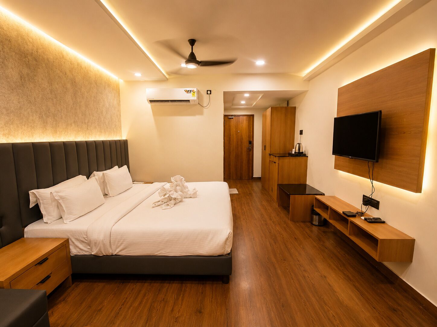 Deluxe Room, 1 Bedroom | In-room safe, soundproofing, iron/ironing board, free WiFi