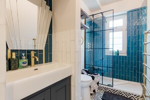Shower, shampoo - Stunning 3BDR Retreat Near Tower Bridge (Greater London)