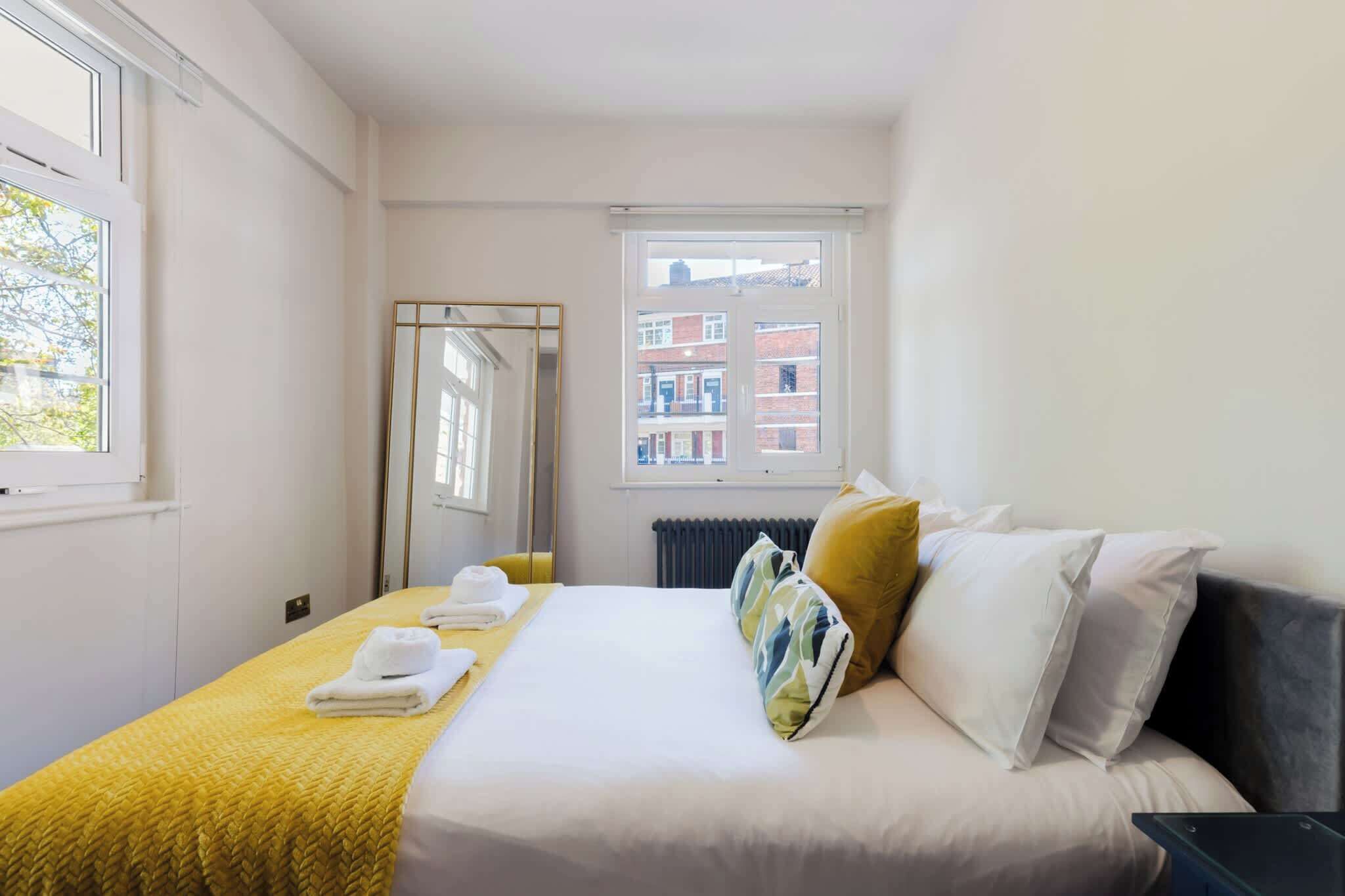 3 bedrooms, iron/ironing board, internet, bed sheets