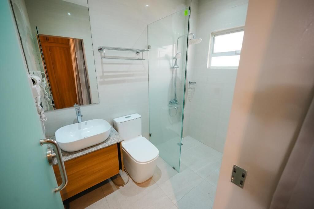 Habitación doble superior, balcón, vistas a la ciudad | Baño | Bañera, secador de pelo y toallas