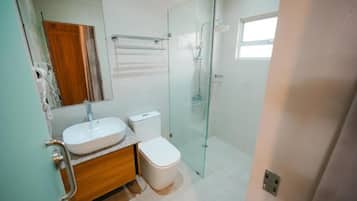 Habitación doble superior, balcón, vistas a la ciudad | Baño | Bañera, secador de pelo y toallas