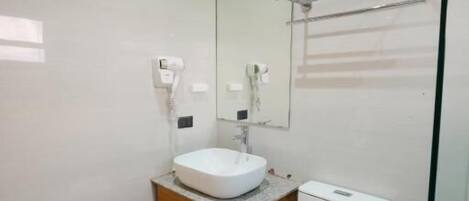 Bañera, secador de pelo, toallas