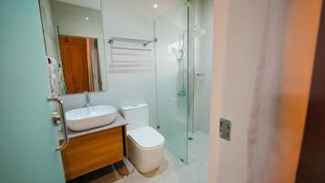 Baignoire, sĂšche-cheveux, serviettes fournies