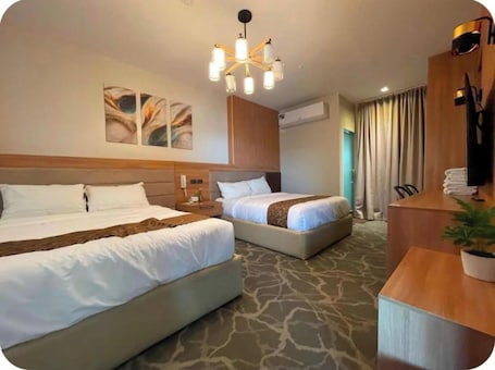 Triple Room, Balcony, City View. Casa Familia Hotel