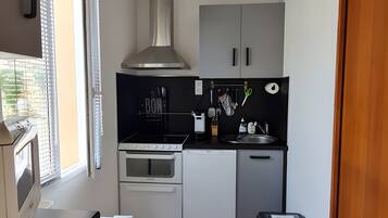 Kühlschrank, Mikrowelle, Ofen, Herdplatte