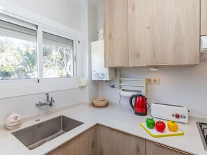 Kühlschrank, Mikrowelle, Geschirrspüler, Kochgeschirr/Geschirr/Besteck