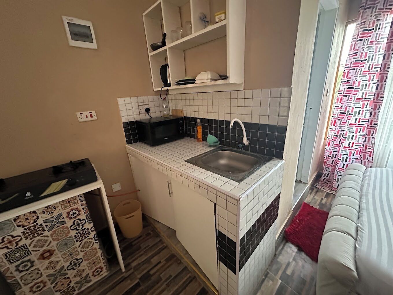 Suite estudio Deluxe, vista al jardín | Cocina privada | Refrigerador, microondas y utensilios de cocina 