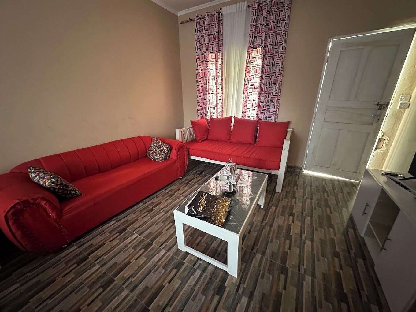 Suite monolocale Deluxe, vista giardino | Area soggiorno | Smart TV 24 pollici con canali digitali