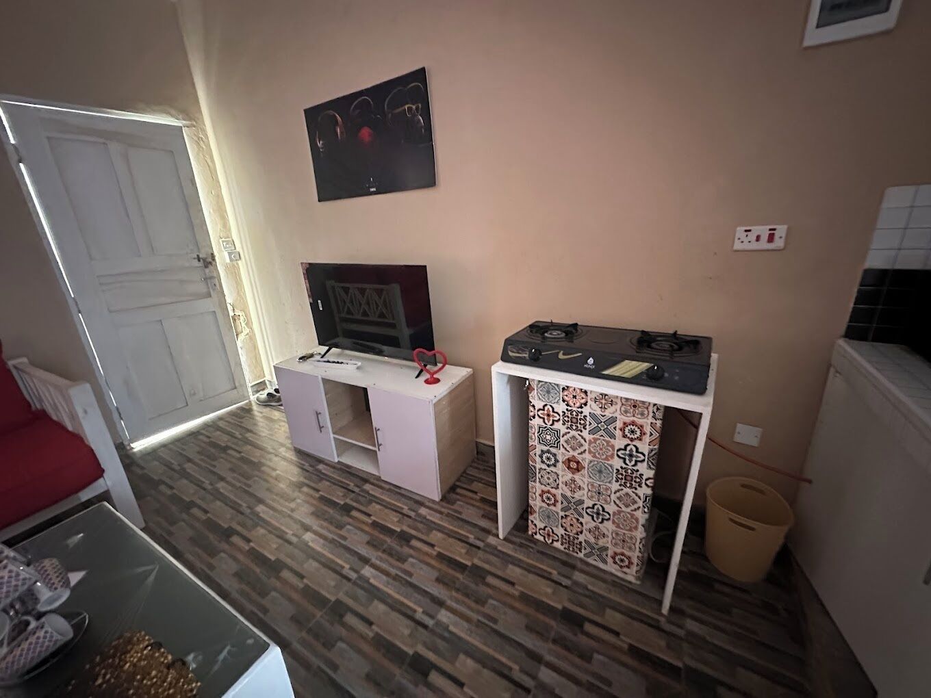 Suite monolocale Deluxe, vista giardino | Cucina privata | Frigorifero, microonde, pentole/stoviglie/utensili