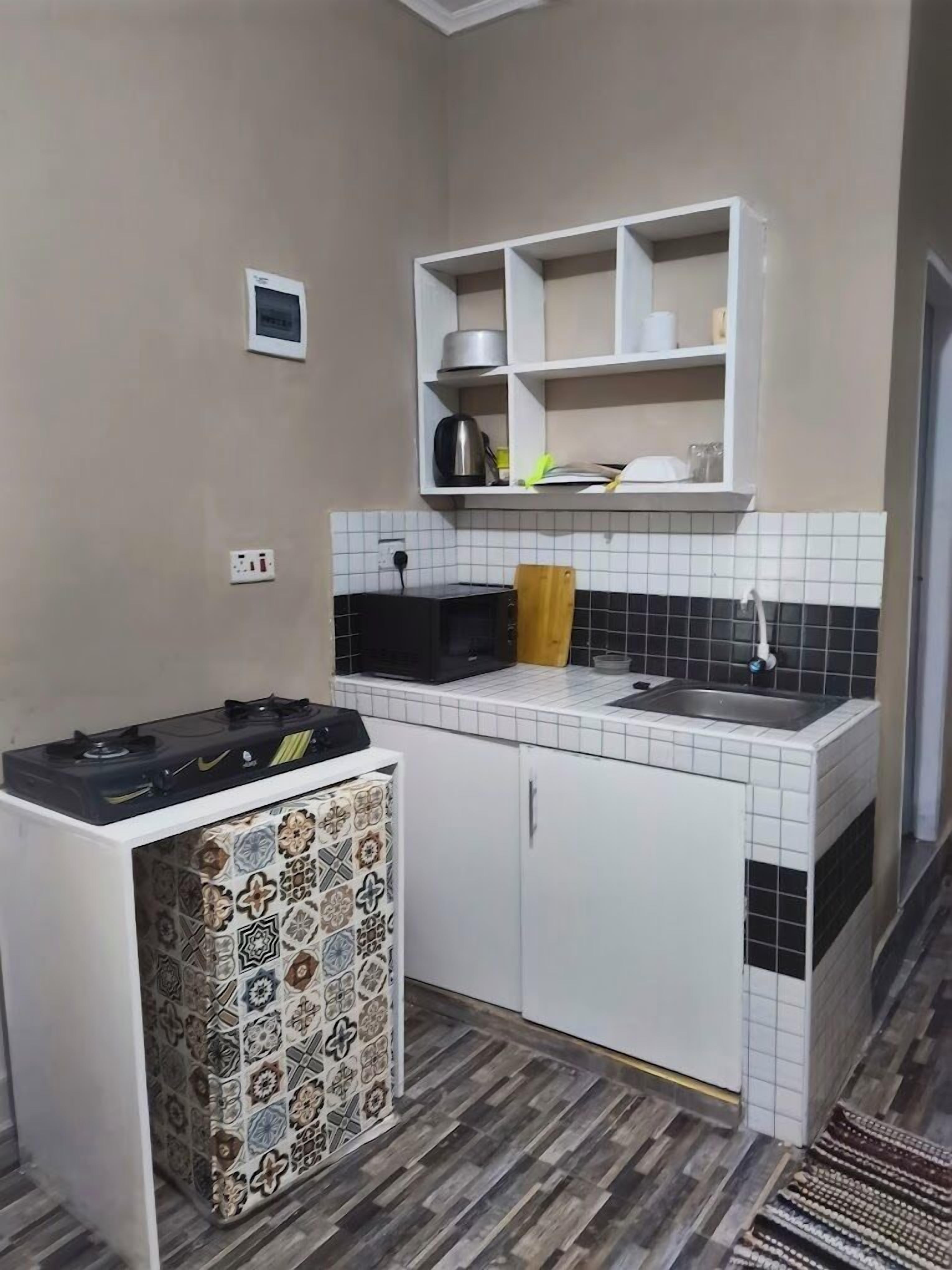 Suite monolocale Deluxe, vista giardino | Cucina privata | Frigorifero, microonde, pentole/stoviglie/utensili
