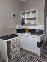Refrigerador, microondas, utensilios de cocina