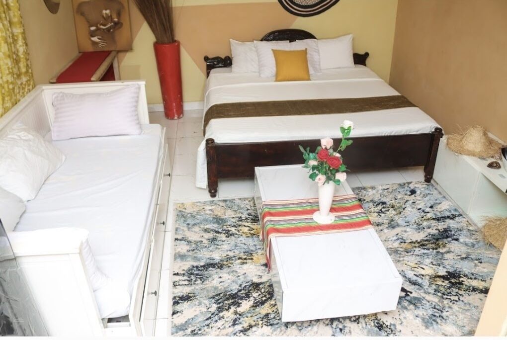 Suite estudio Deluxe, vista al jardín | Área de sala de estar | Smart TV de 24 pulgadas con canales digitales 