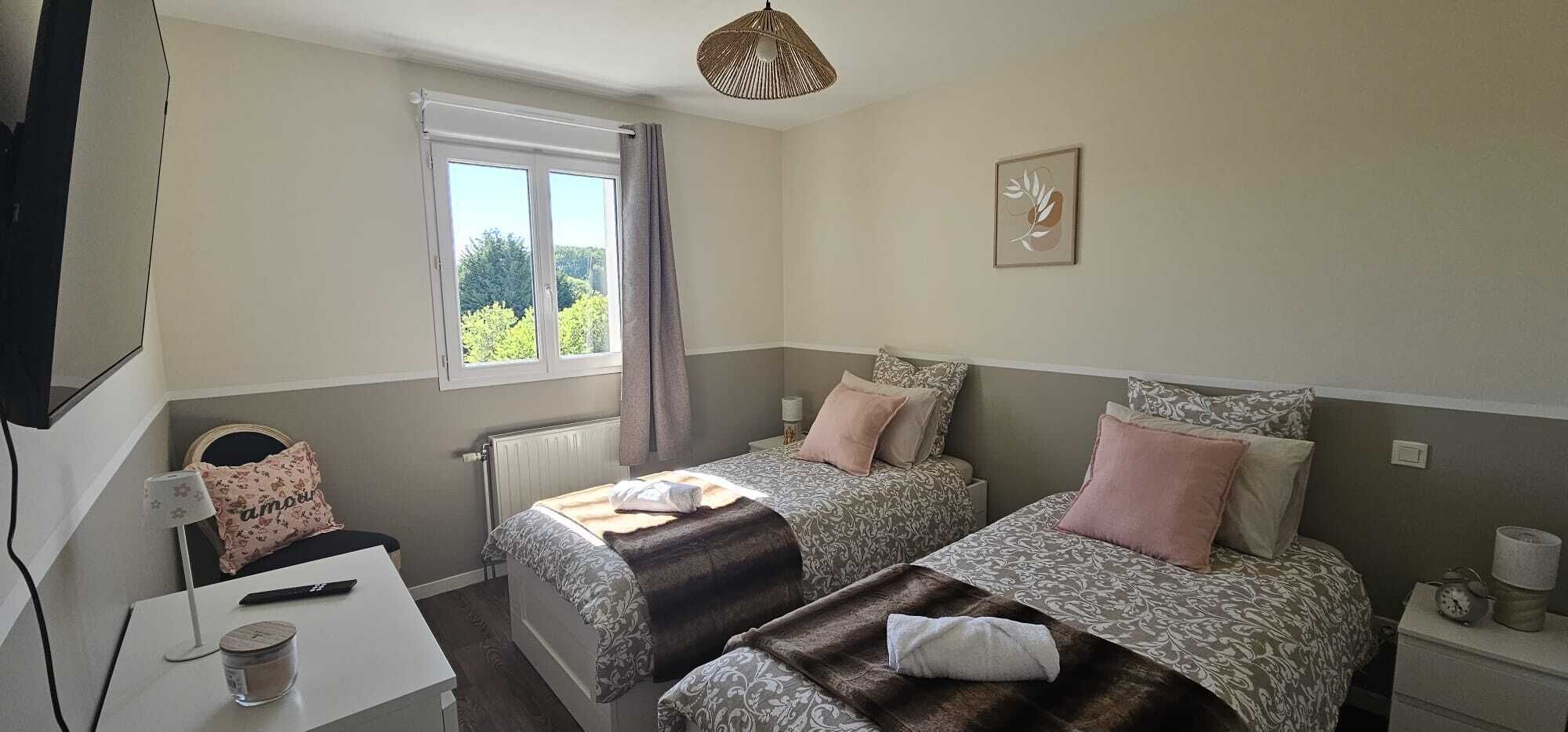 4 bedrooms, desk, iron/ironing board, travel crib