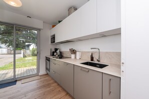 Kühlschrank, Mikrowelle, Ofen, Herdplatte