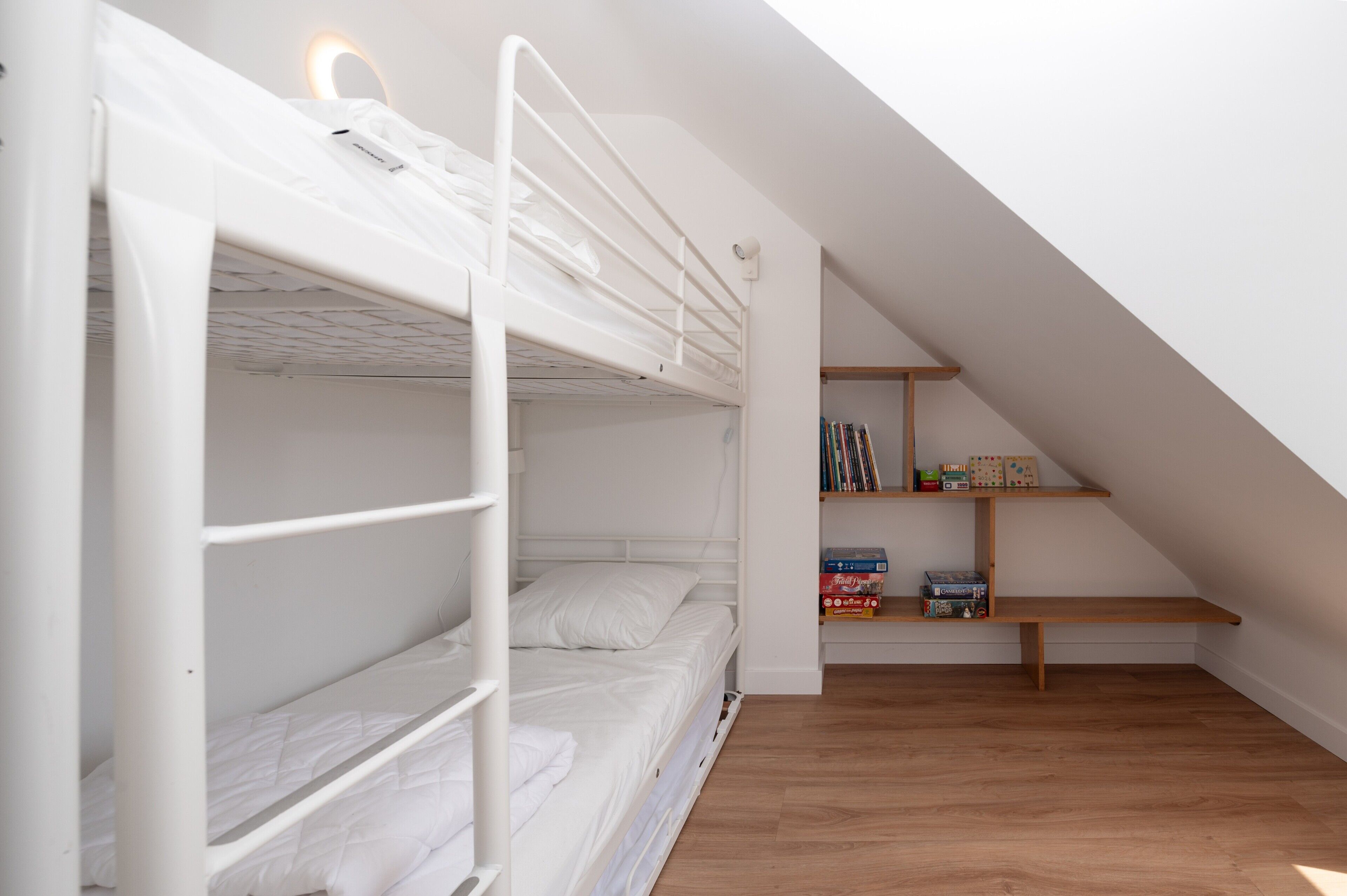 Tabla de planchar con plancha, wifi y ropa de cama 