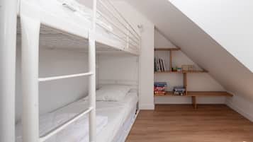 Tabla de planchar con plancha, wifi y ropa de cama