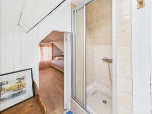 Dusche, Haartrockner, Handtücher, Toilettenpapier