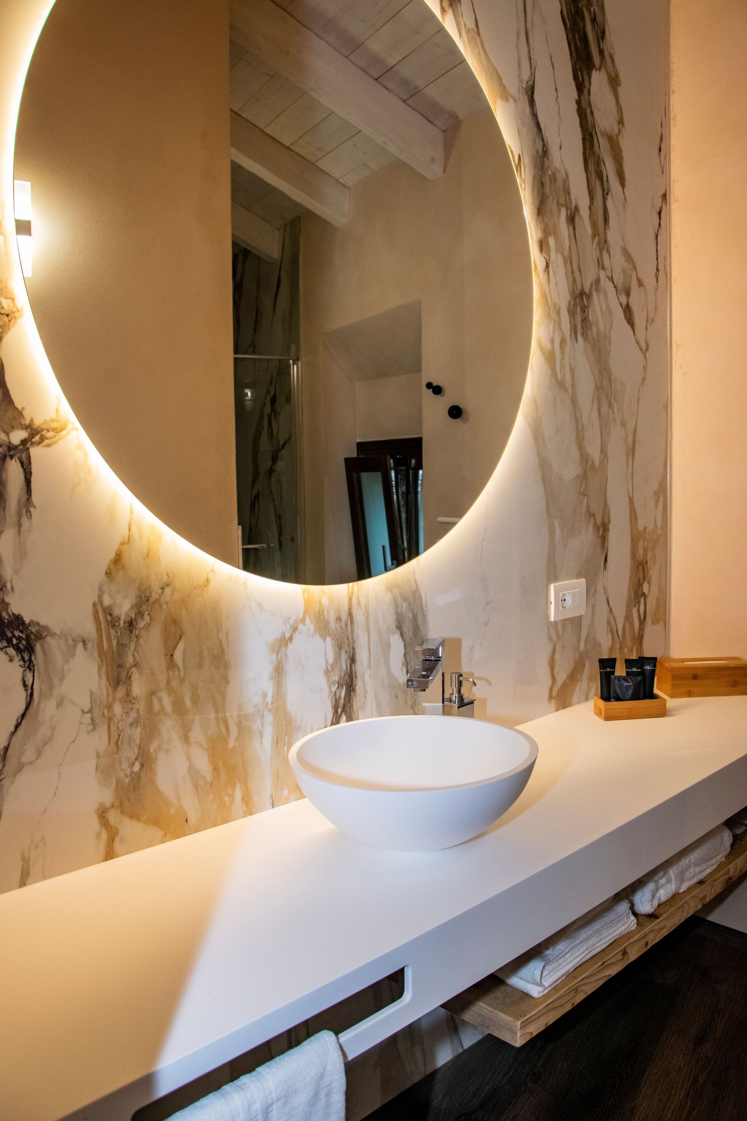 Luxe suite, uitzicht op meer | Badkamer | Pantoffels