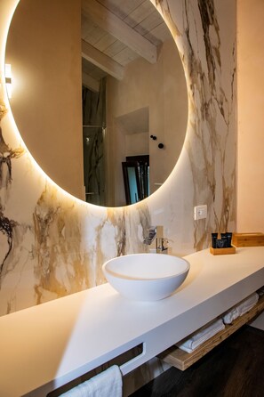 Suite de lujo, vista al lago | Baño | Pantuflas 
