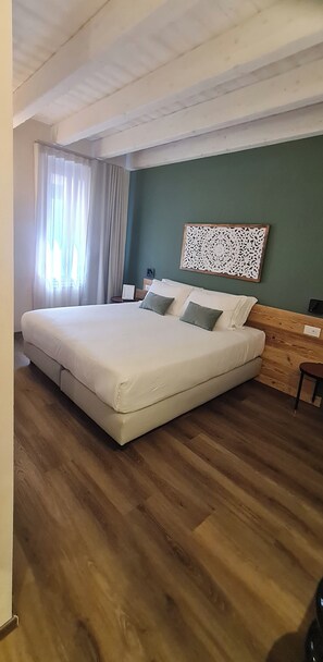 Habitación superior con 1 cama matrimonial o 2 individuales | Edredón, minibar, caja de seguridad en la habitación y escritorio 
