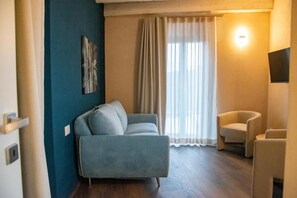 Habitación doble junior | Área de sala de estar