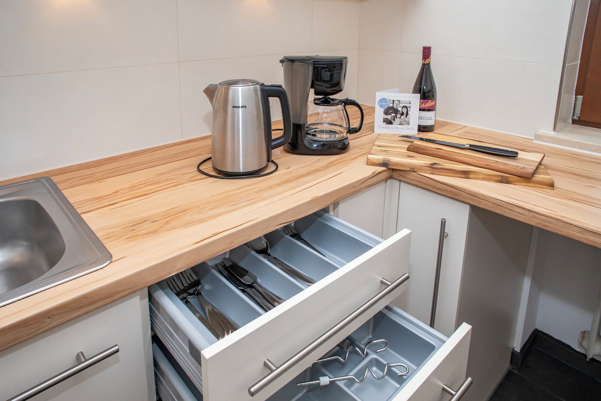 Wasserkocher mit Kaffee-/Teezubehör, Kühlschrank, Mikrowelle, Ofen