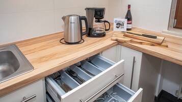 Wasserkocher mit Kaffee-/Teezubehör, Kühlschrank, Mikrowelle, Ofen