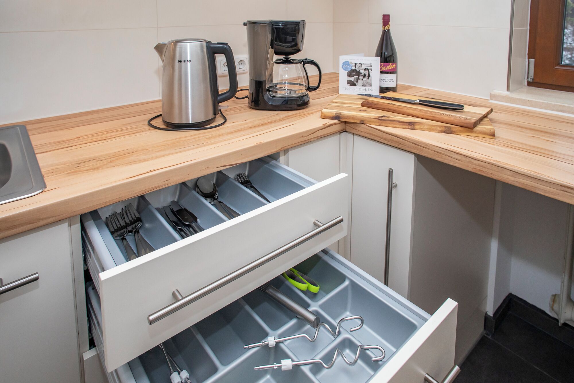 Wasserkocher mit Kaffee-/Teezubehör, Kühlschrank, Mikrowelle, Ofen