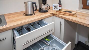 Wasserkocher mit Kaffee-/Teezubehör, Kühlschrank, Mikrowelle, Ofen