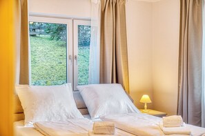 2 chambres, bureau, fer et planche à repasser, accès au Wi-Fi (inclus)