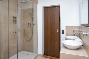 Sèche-cheveux, bidet, serviettes fournies