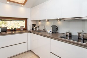 Fridge, microwave, oven, stovetop - Alpenkönig - The oasis of peace for 2 - by Loewenherz (Mittenwald)