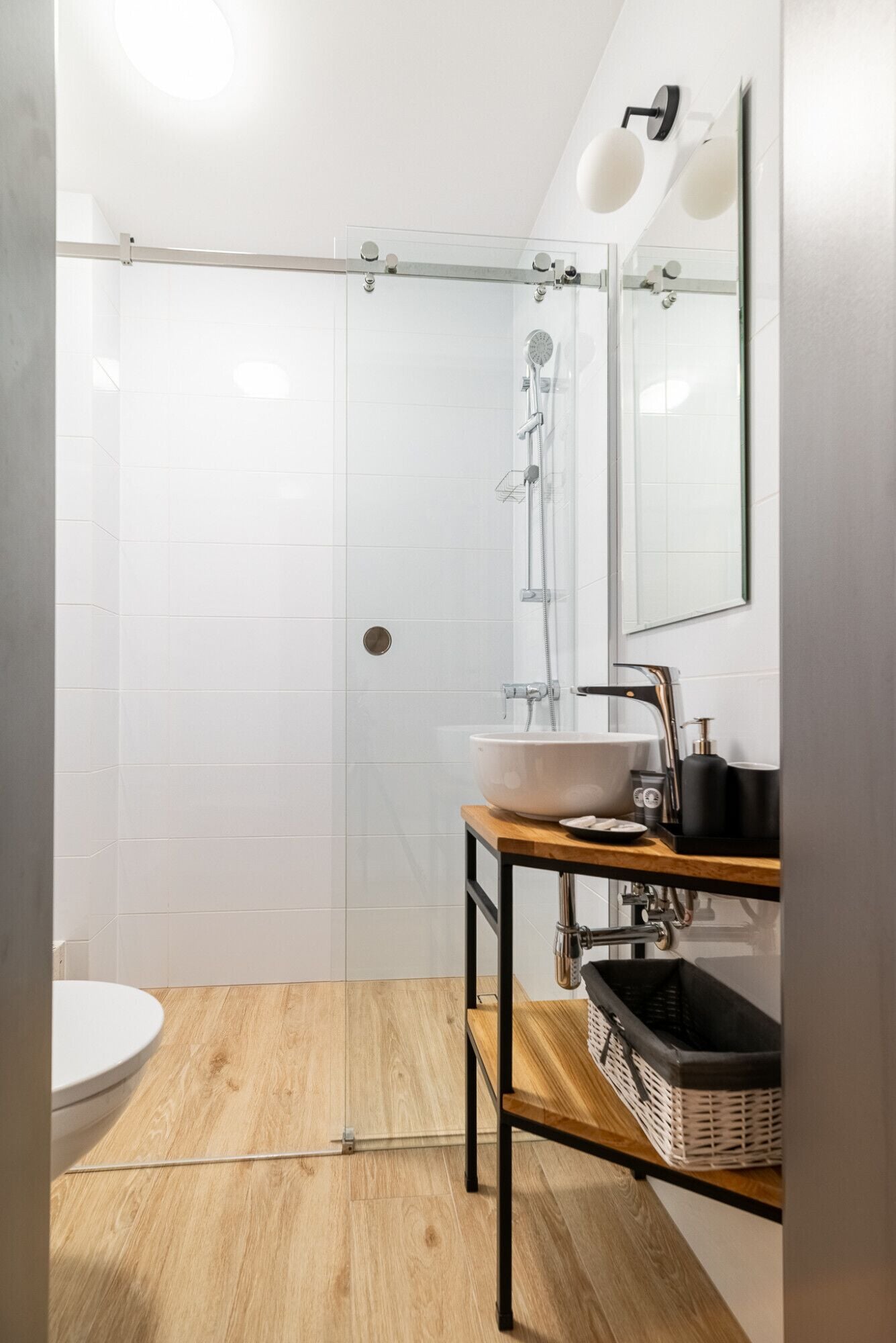 Double Room | Bathroom | Shower, rainfall showerhead, free toiletries, hair dryer