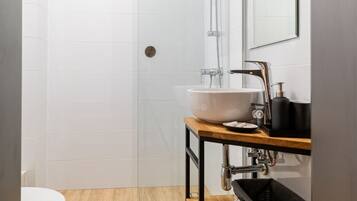 Double Room | Bathroom | Shower, rainfall showerhead, free toiletries, hair dryer