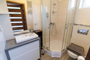 Comfort Apartment, Garden View | Bathroom | Shower, rainfall showerhead, free toiletries, hair dryer - Apartamenty Kajan (Rozewie)