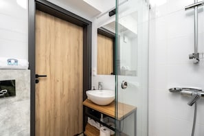 Apartment | Bathroom | Shower, rainfall showerhead, free toiletries, hair dryer