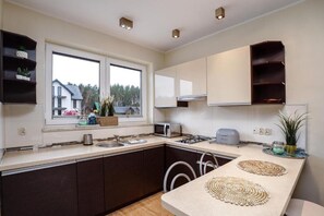 Comfort Apartment, Garden View | Private kitchen | Electric kettle, cleaning supplies - Apartamenty Kajan (Rozewie)