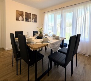 Dining - Family bungalow with garden near park (Hereford)